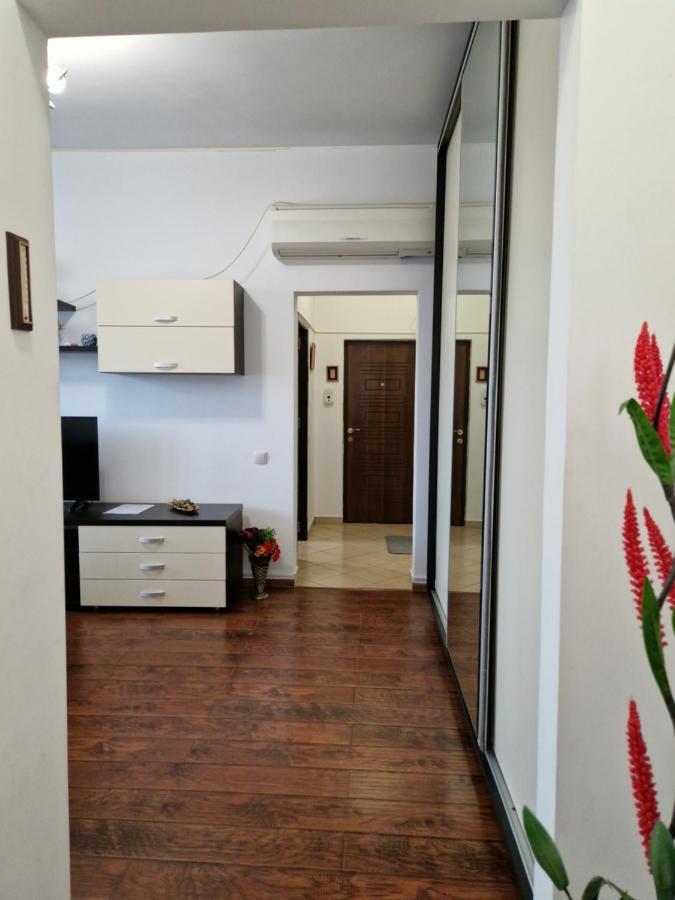 Charming Apartment With Private Terrace Bukarest Exterior foto